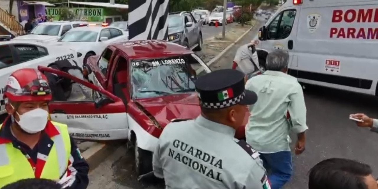 Pipa arrolla taxi | El Imparcial de Oaxaca