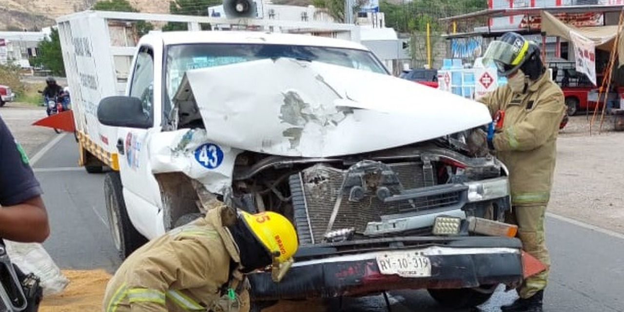 Fuerte colisión entre camionetasFuerte colisión entre camionetas | El Imparcial de Oaxaca