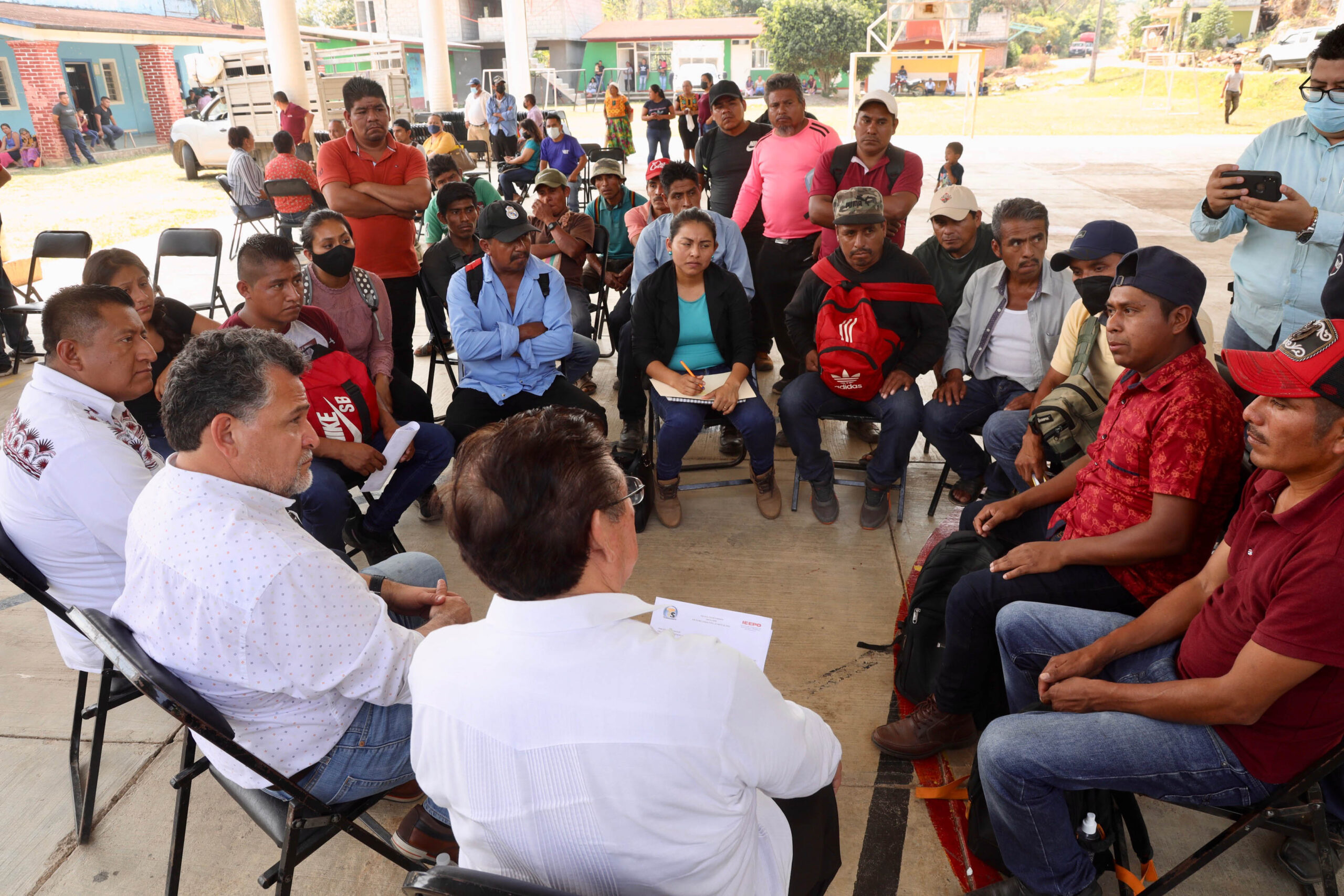 Dialoga IEEPO con comunidad escolar en Santiago Lachiguiri | El Imparcial de Oaxaca