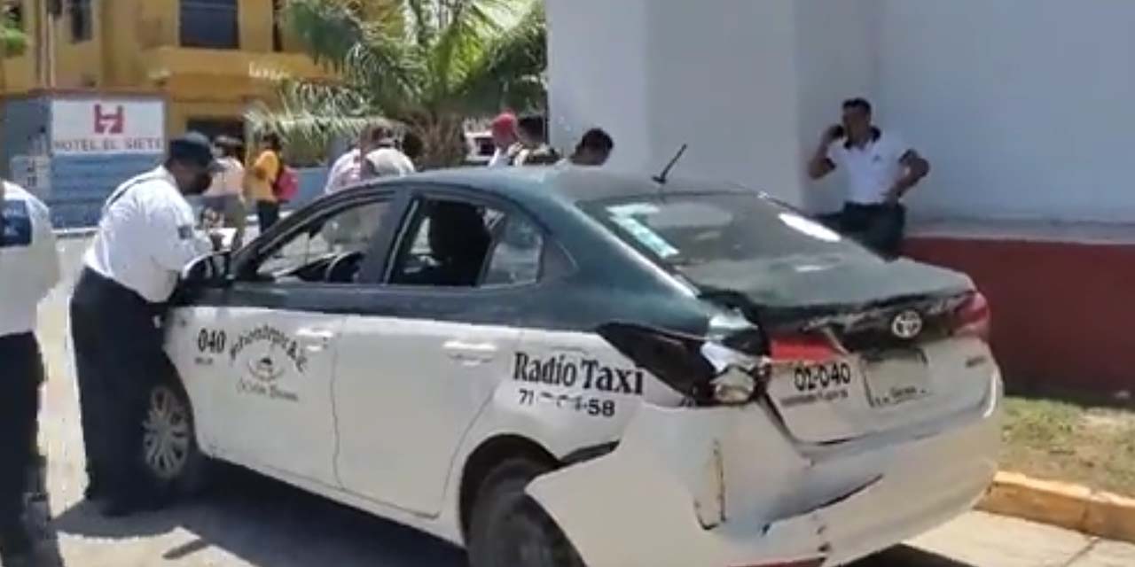 Camión volteo embiste a taxi | El Imparcial de Oaxaca