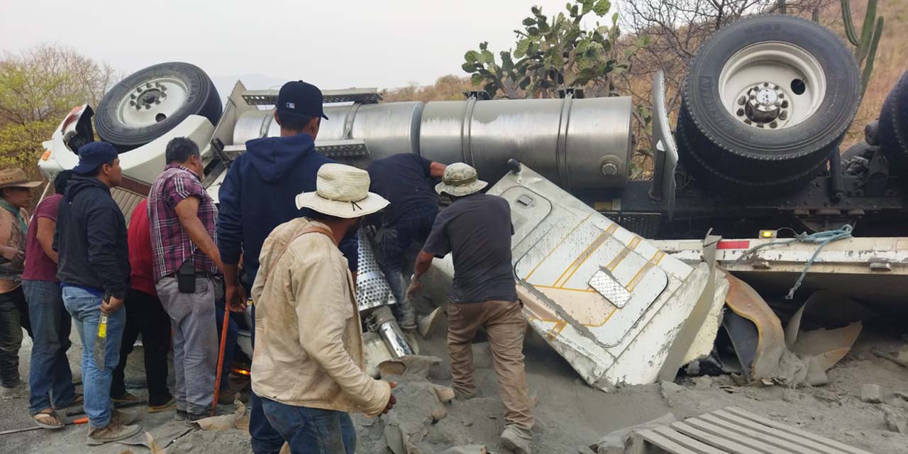 Vuelca con carga de cemento y casi muere | El Imparcial de Oaxaca