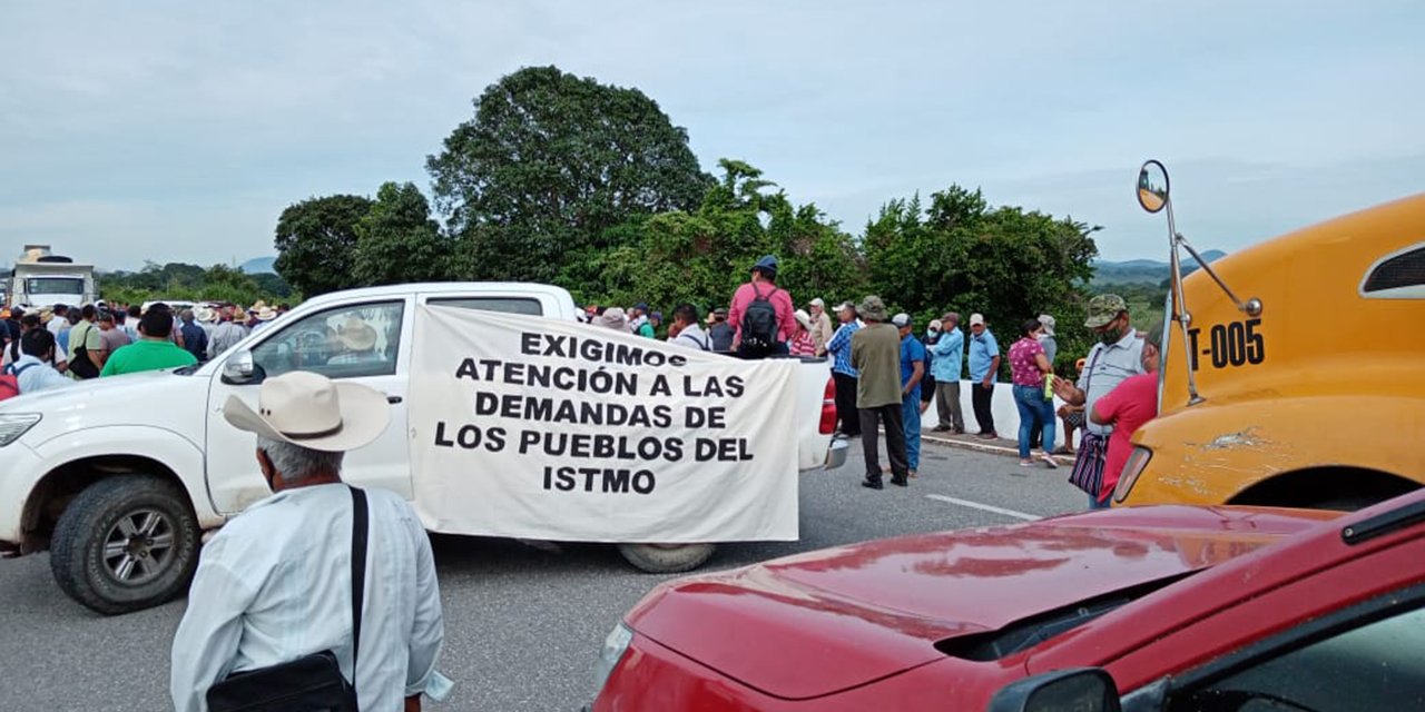 Habitantes del Mogoñe realizan cierre carretero | El Imparcial de Oaxaca
