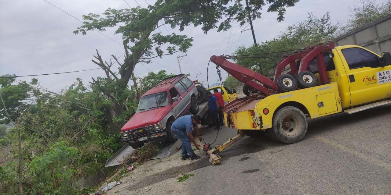 Abandonan camioneta chocada | El Imparcial de Oaxaca