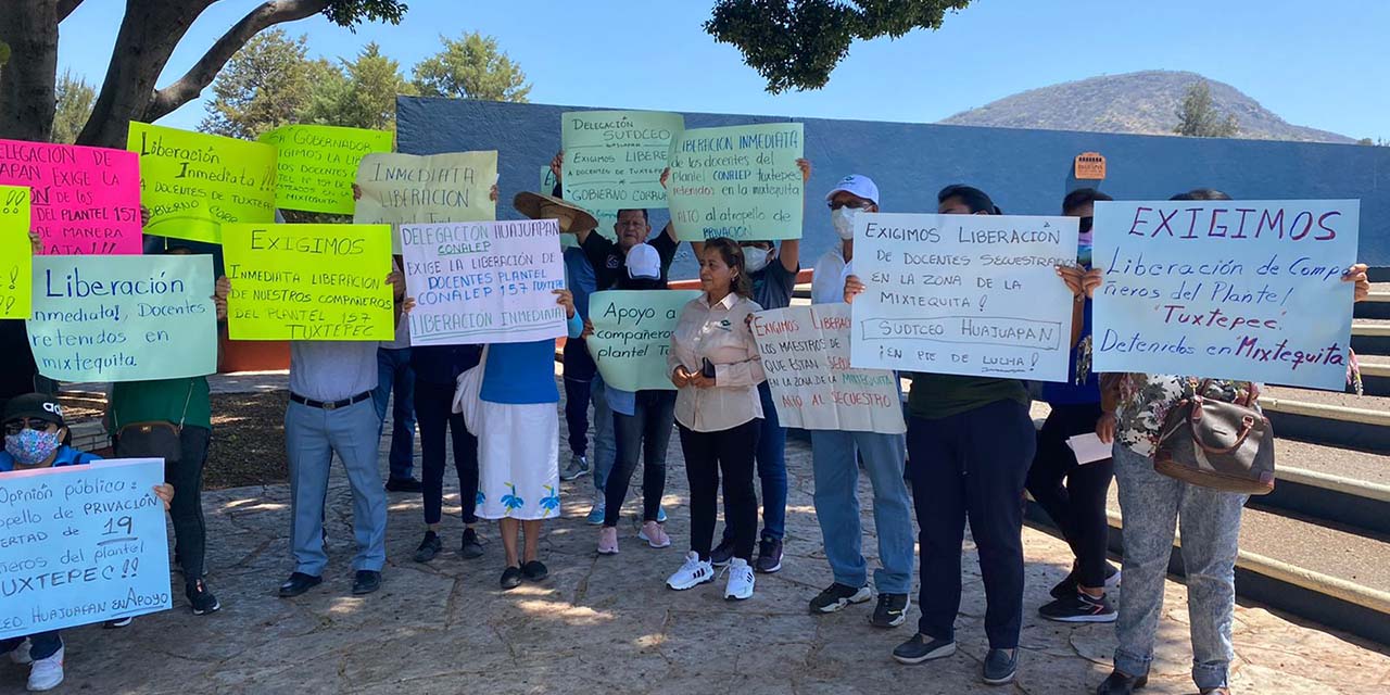 Exigen la liberación de los docentes retenidos | El Imparcial de Oaxaca
