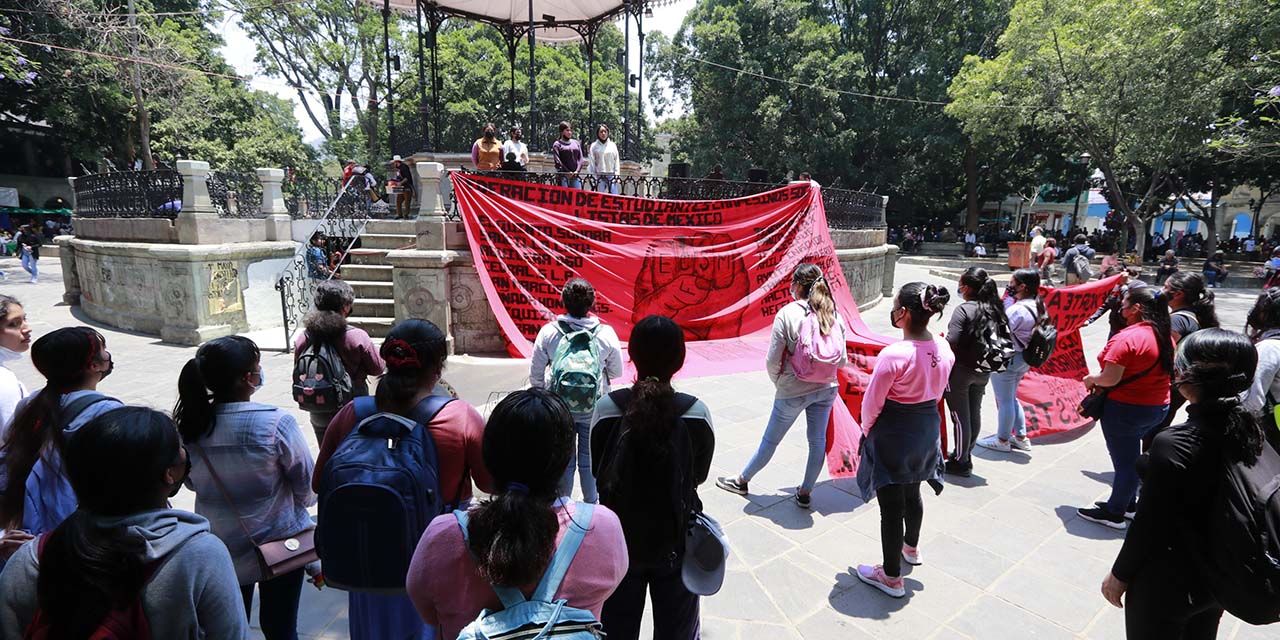 Marchan alumnas de Tamazulápam por 100 años de “normalismo rural” | El Imparcial de Oaxaca