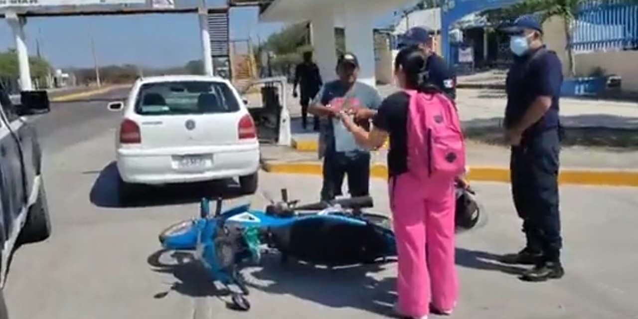 Impacta su moto contra un automóvil | El Imparcial de Oaxaca