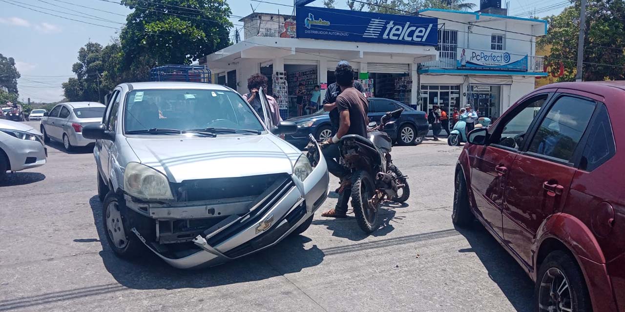 Motociclista se impacta contra Chevy | El Imparcial de Oaxaca
