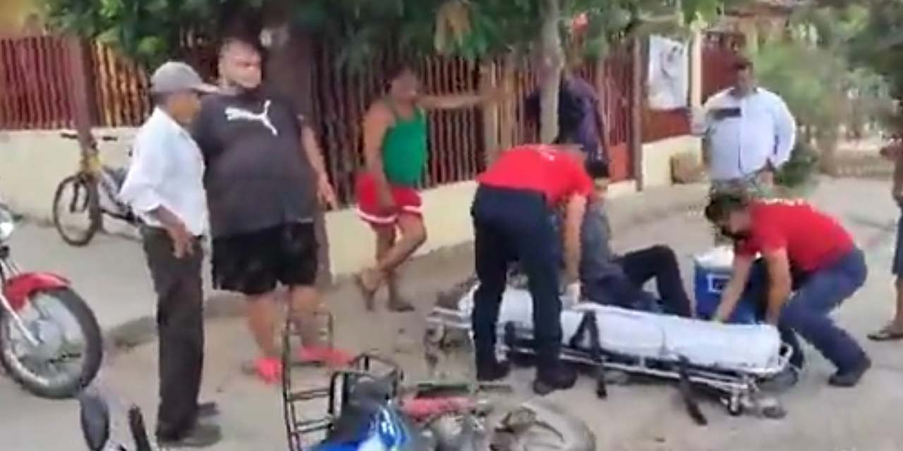 Aparatoso choque de moto contra automóvil deja un lesionado | El Imparcial de Oaxaca
