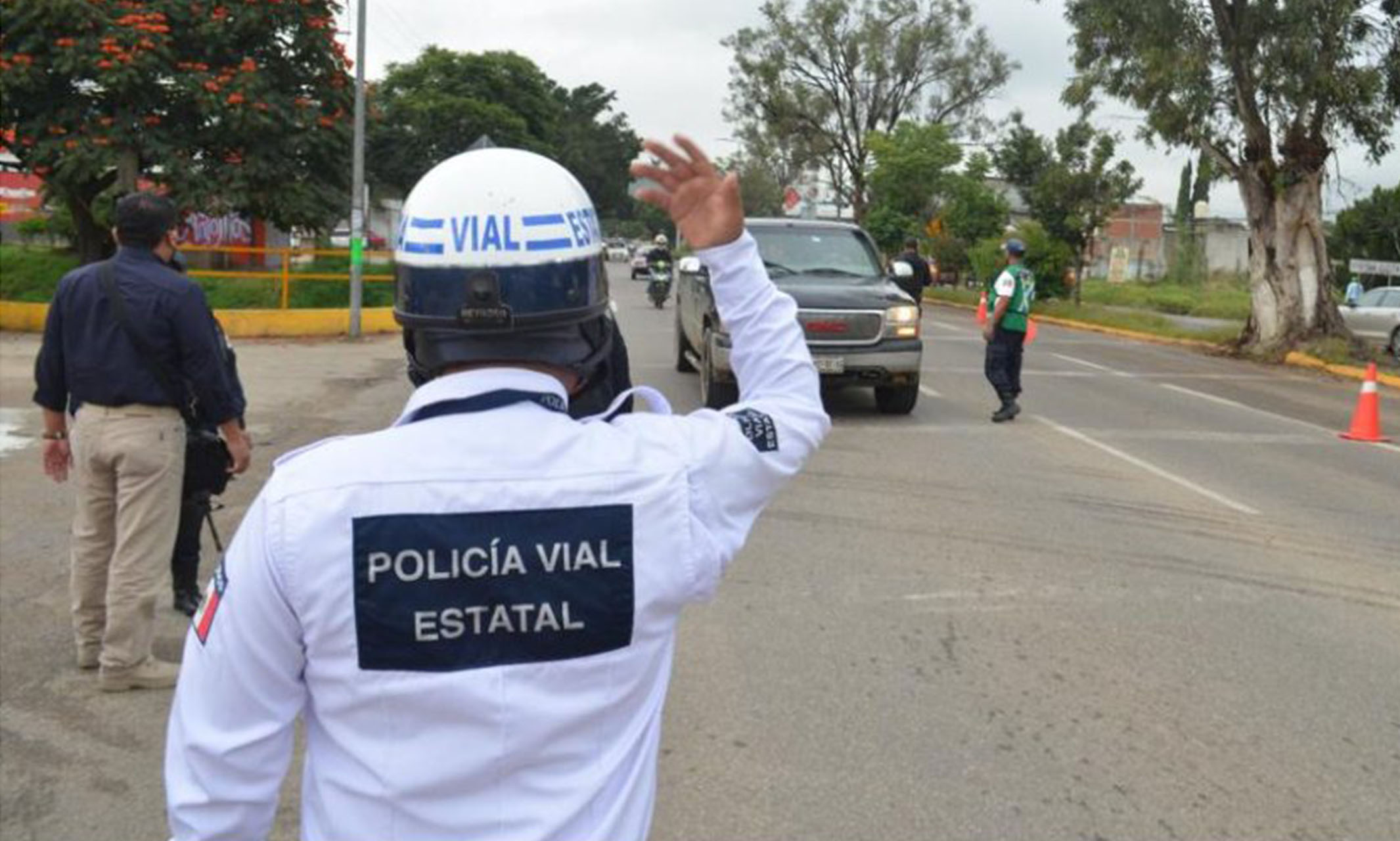 Violento percance vial entre motociclista y taxista en la Carretera Federal 190 | El Imparcial de Oaxaca
