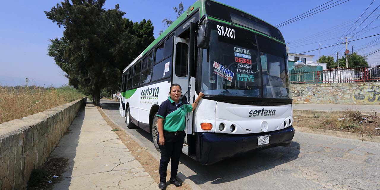 María del Carmen: 18 años con las llaves y volante de un urbano | El Imparcial de Oaxaca