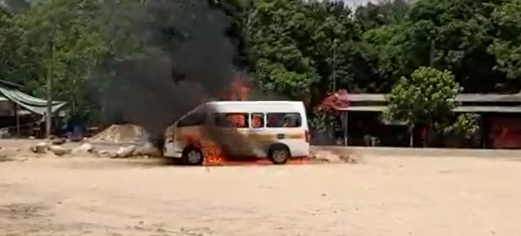 VIDEO: Pobladores de la Mixtequita, incendian vehículos retenidos | El Imparcial de Oaxaca