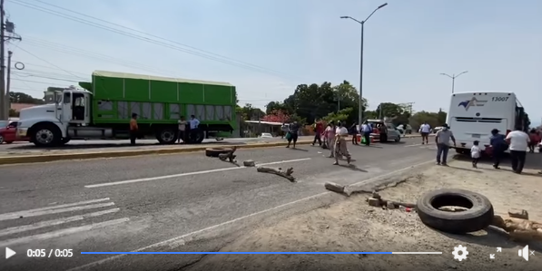 Bloquean carretera del Istmo y por si fuera poco, también acosan | El Imparcial de Oaxaca