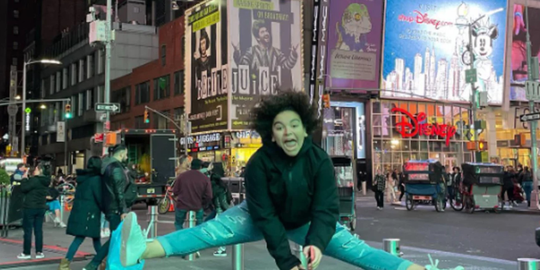 El vergonzoso momento que vivió Lucerito Mijares tras romper su pantalón en Times Square, Nueva York | El Imparcial de Oaxaca