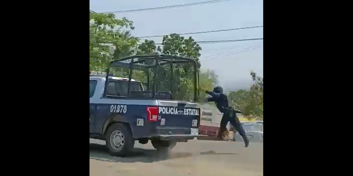 Video: Se cae policía de la patrulla | El Imparcial de Oaxaca