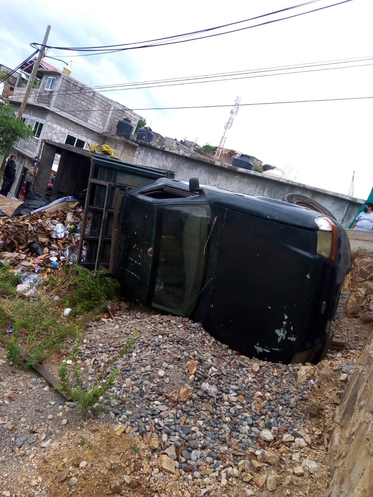 Se vuelca camión de basura | El Imparcial de Oaxaca