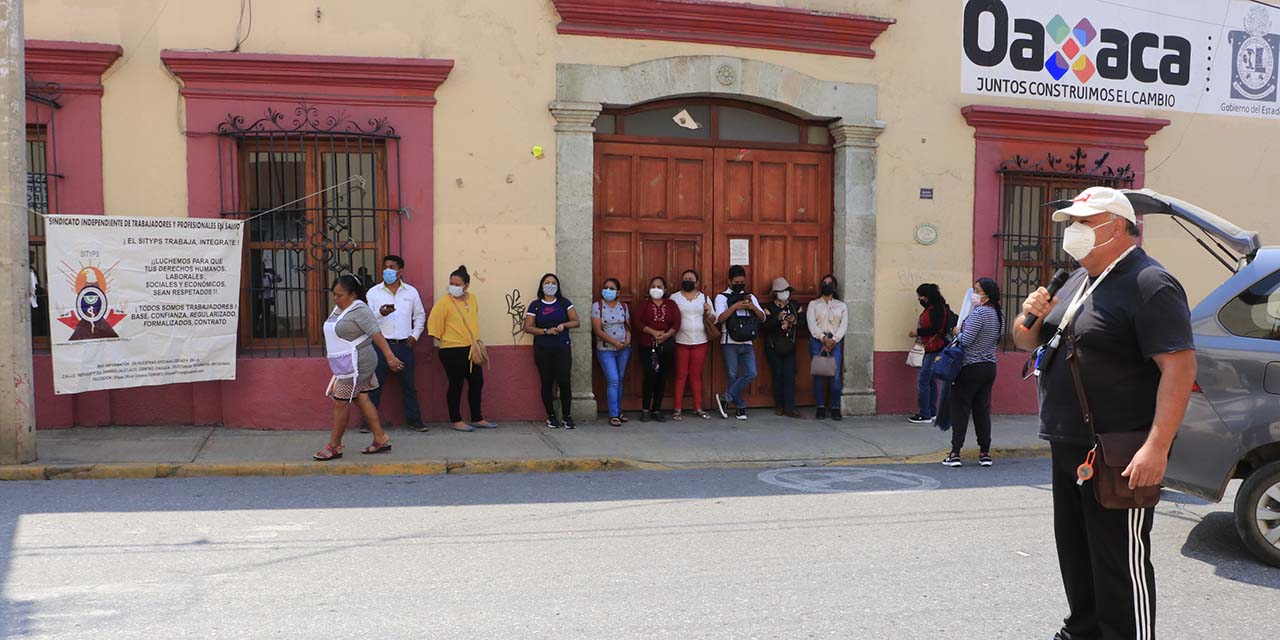 Protesta SITyPS frente a las oficinas de SSO | El Imparcial de Oaxaca