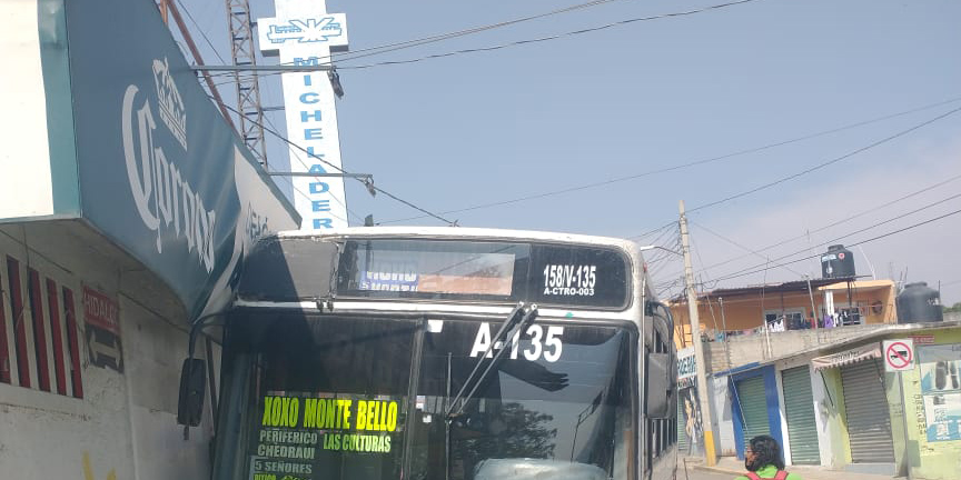Camión se queda sin frenos y choca contra Centro Botanero | El Imparcial de Oaxaca