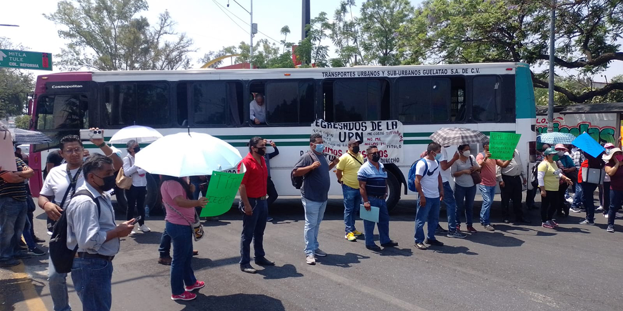 Bloquean docentes representación de SEP | El Imparcial de Oaxaca