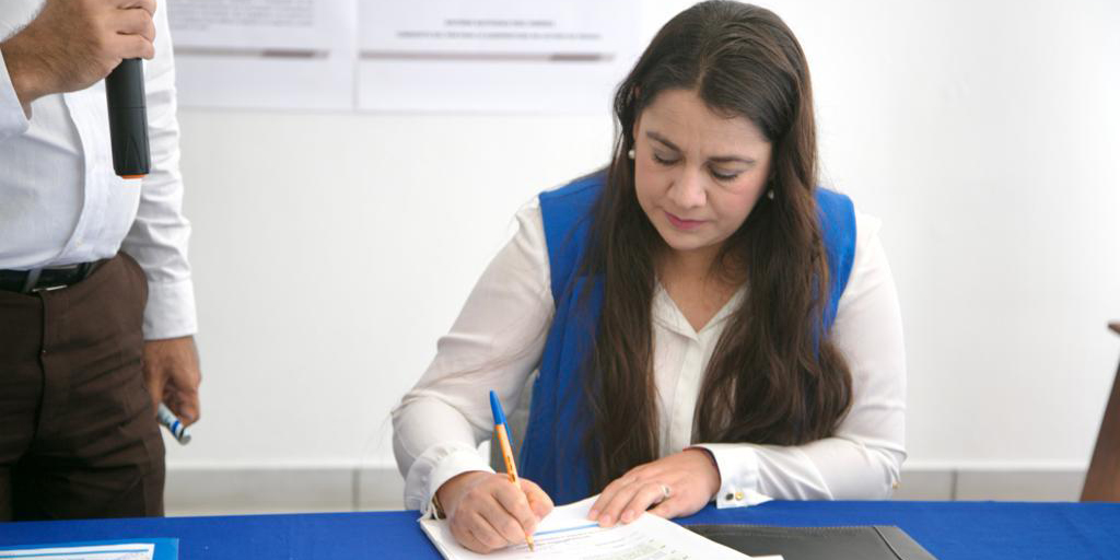 Naty Díaz firma carta compromiso a favor de la vida y de la familia | El Imparcial de Oaxaca