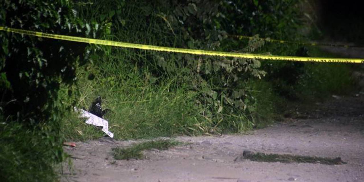 Torturado y maniatado, hallan cadáver humano sobre camino de terracería