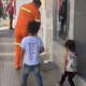 VÍDEO: Trabajadora de limpieza lleva a sus hijos con ella y conquista TikTok