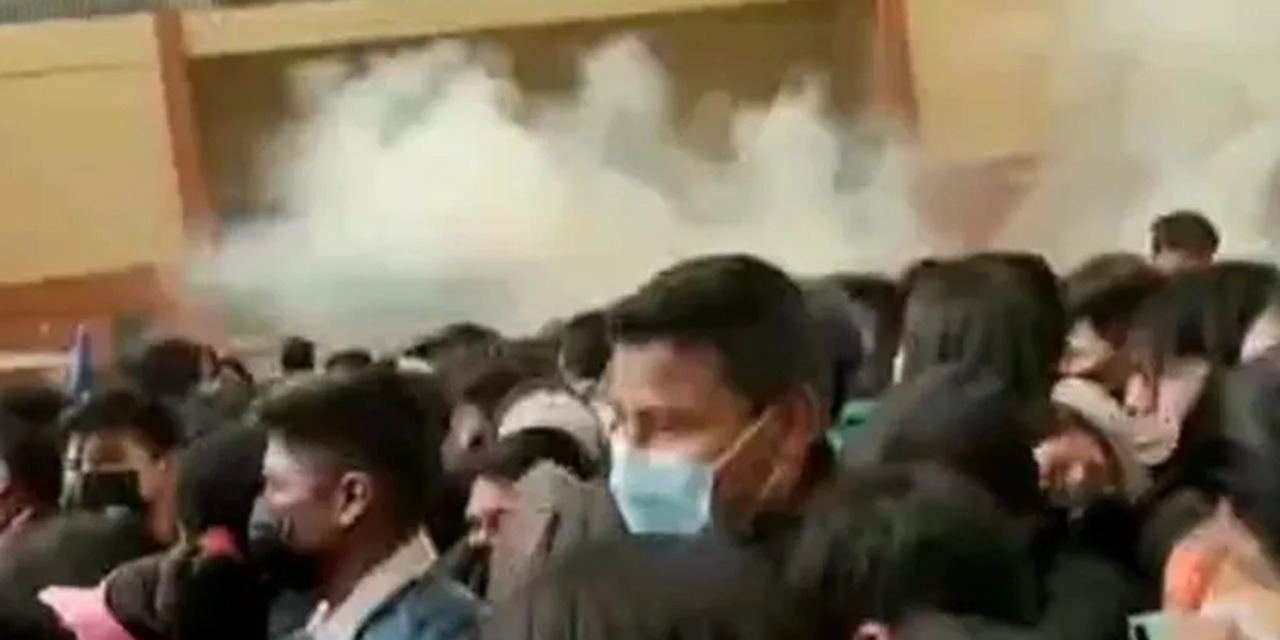 VIDEO: Tres estudiantes muertos y 50 heridos en una avalancha en Universidad Tomás Frías de Bolivia | El Imparcial de Oaxaca