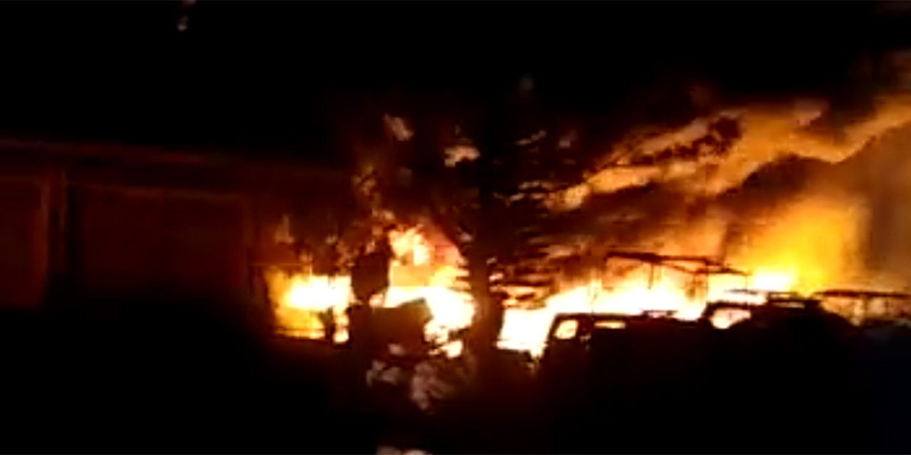 Arde bodega en base de la Guardia Nacional en Iztapalapa