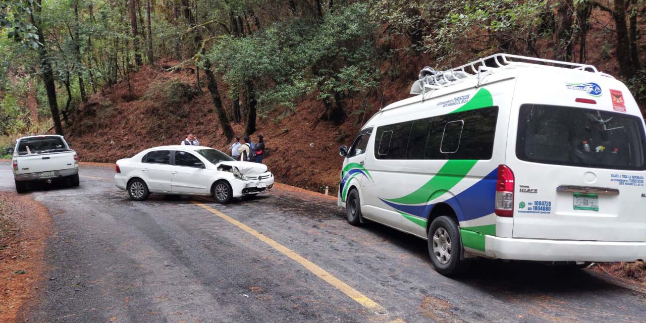 Choque en carretera deja daños materiales | El Imparcial de Oaxaca