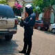 Extranjero “Trabajador de Derechos Humanos” se estaciona en doble fila, porque “tiene permiso”