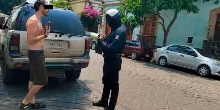 Extranjero “Trabajador de Derechos Humanos” se estaciona en doble fila, porque “tiene permiso” | El Imparcial de Oaxaca