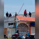 VÍDEO: Convierten policías azotea en un ring de lucha libre