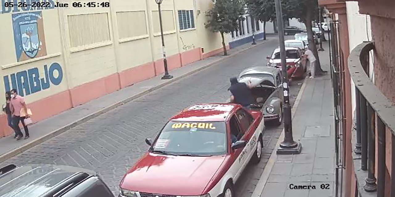 VÍDEO: Captan a presunto ladrón “robando” pertenencias de un “Vochito” | El Imparcial de Oaxaca
