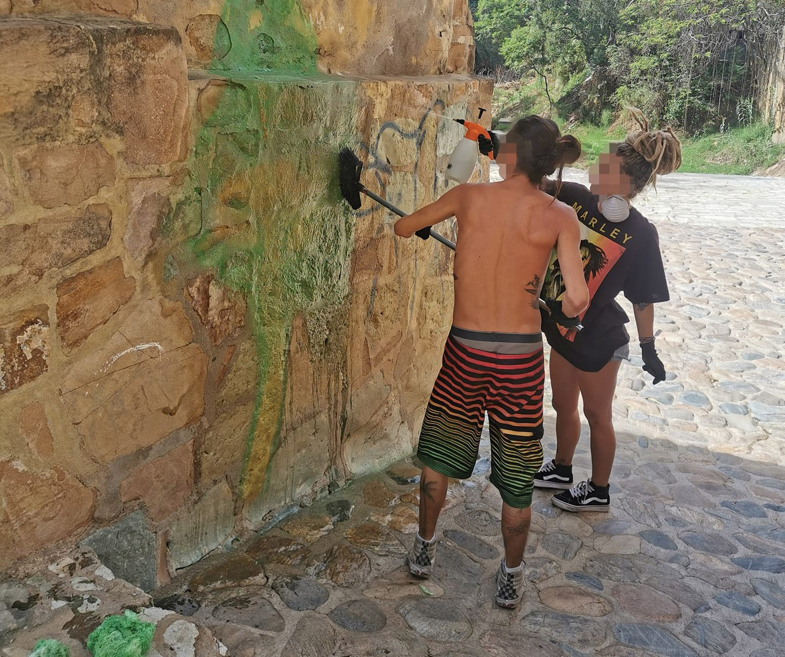 Como escarmiento ponen a extranjeros a despintar sus grafitis | El Imparcial de Oaxaca