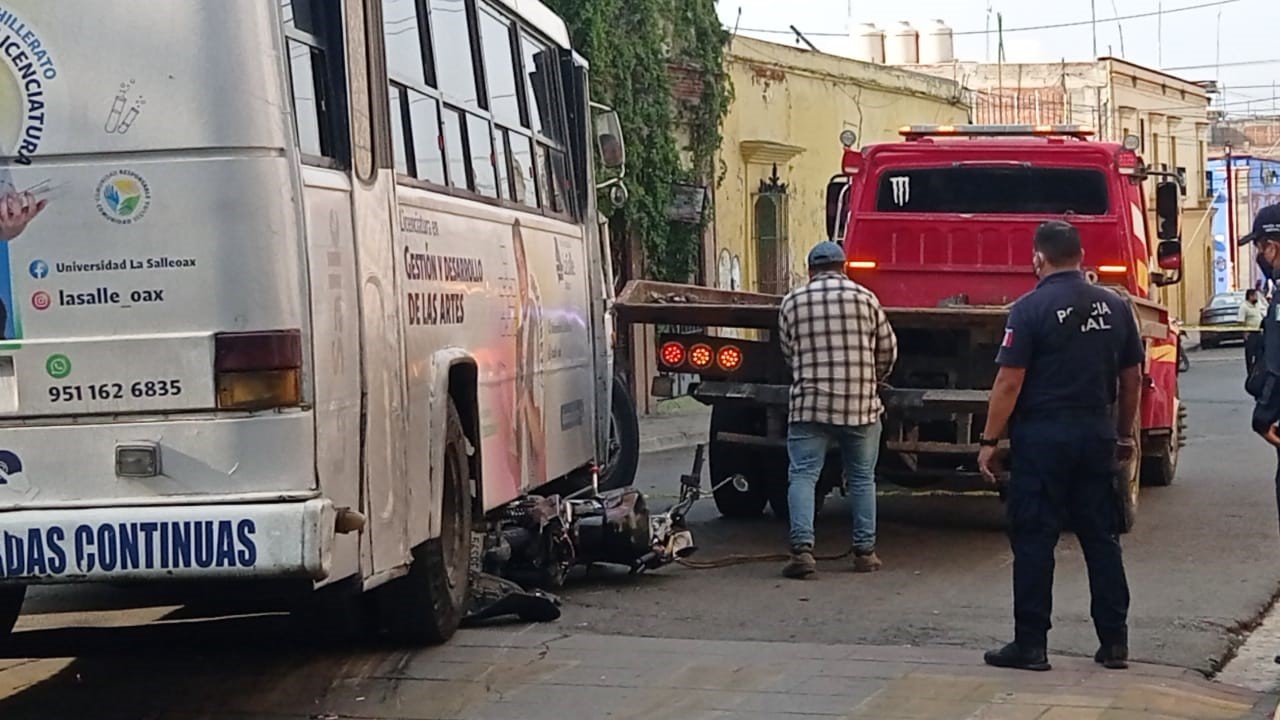 (VIDEO)Muere al instante motociclista al ser arrollado por conductor de camión | El Imparcial de Oaxaca