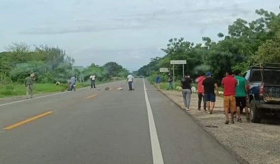 Segundo día de bloqueo en la carretera Juchitán-Tehuantepec, a la altura del paraje conocido como IMECA | El Imparcial de Oaxaca
