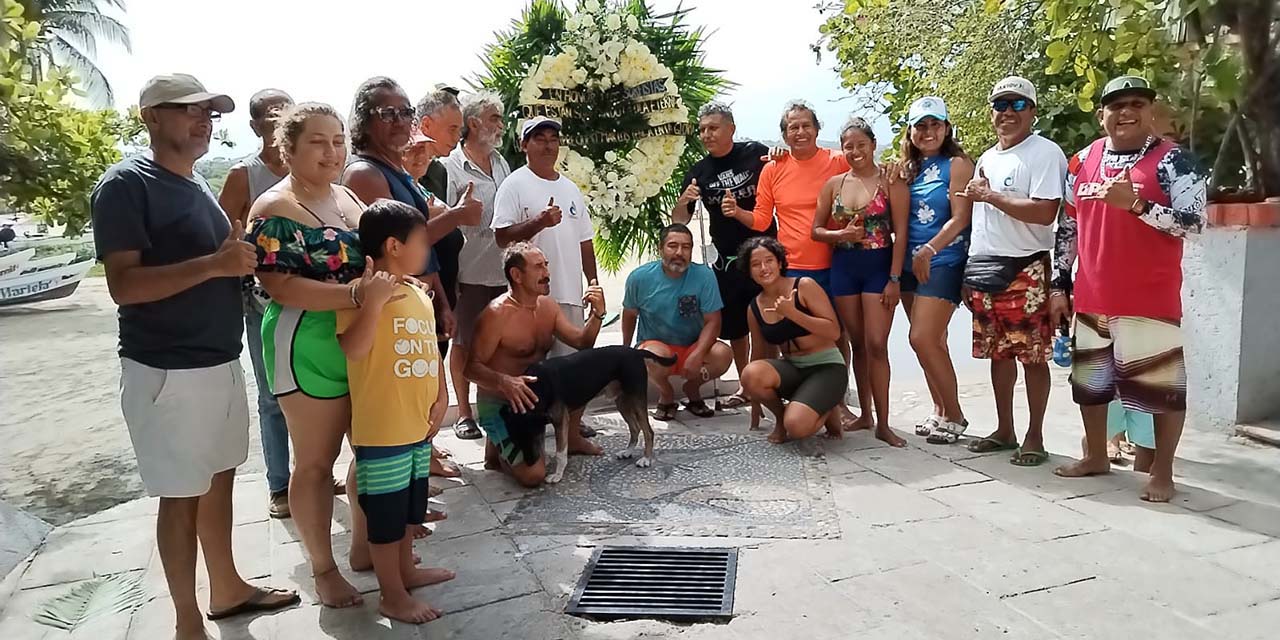 Rinden homenaje a surfistas fallecidos | El Imparcial de Oaxaca