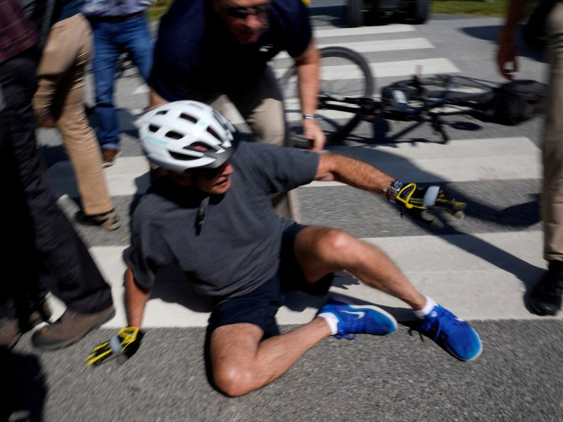Joe Biden sufre caída durante paseo en bicicleta | El Imparcial de Oaxaca
