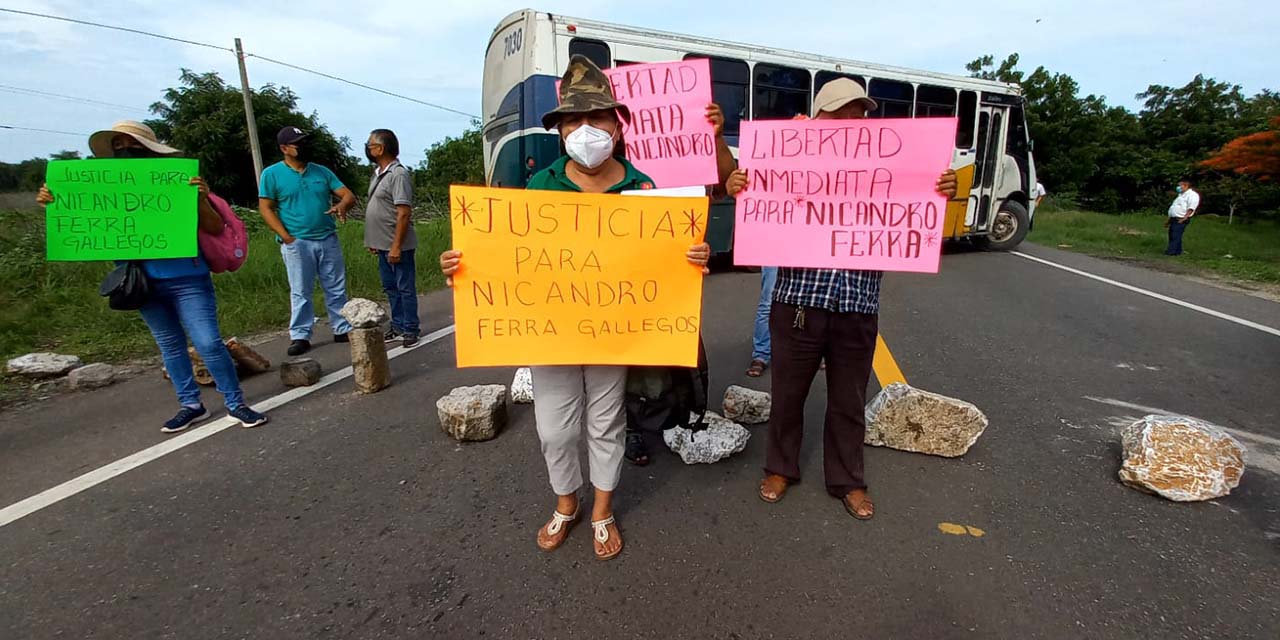 Bloquean para exigir libertad de exfuncionario | El Imparcial de Oaxaca