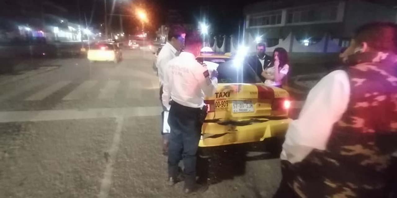 Moto y taxi chocan por alcance | El Imparcial de Oaxaca