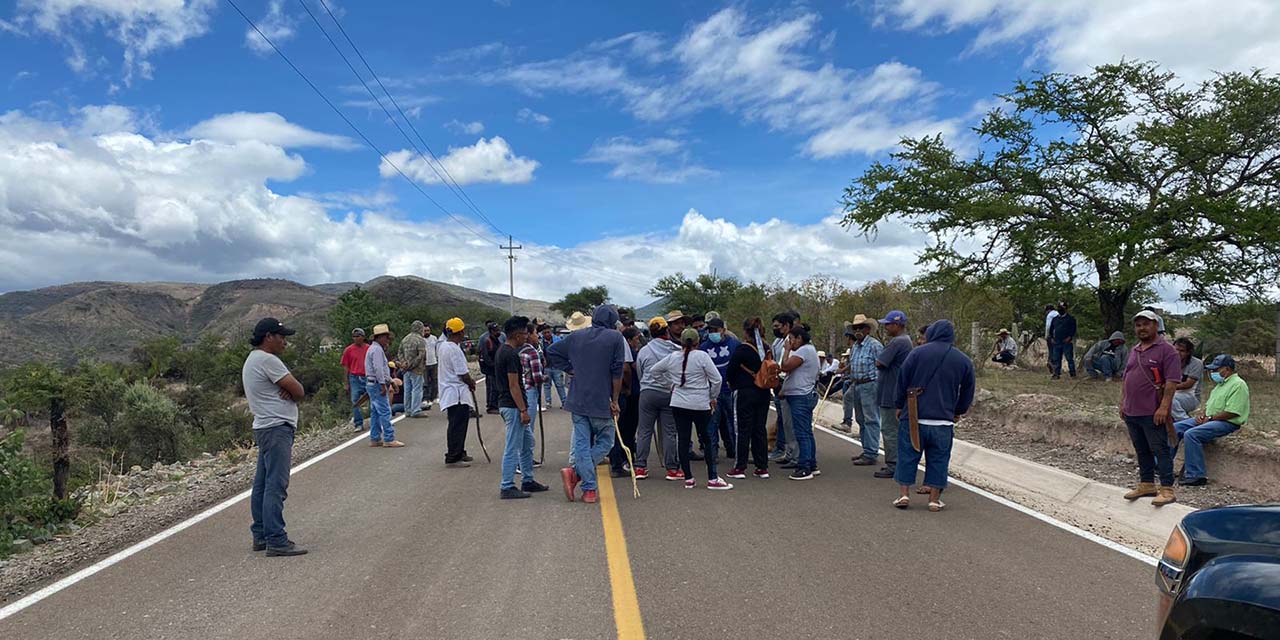 Bloquean carretera por disputa de obra en Yodoyuxi | El Imparcial de Oaxaca