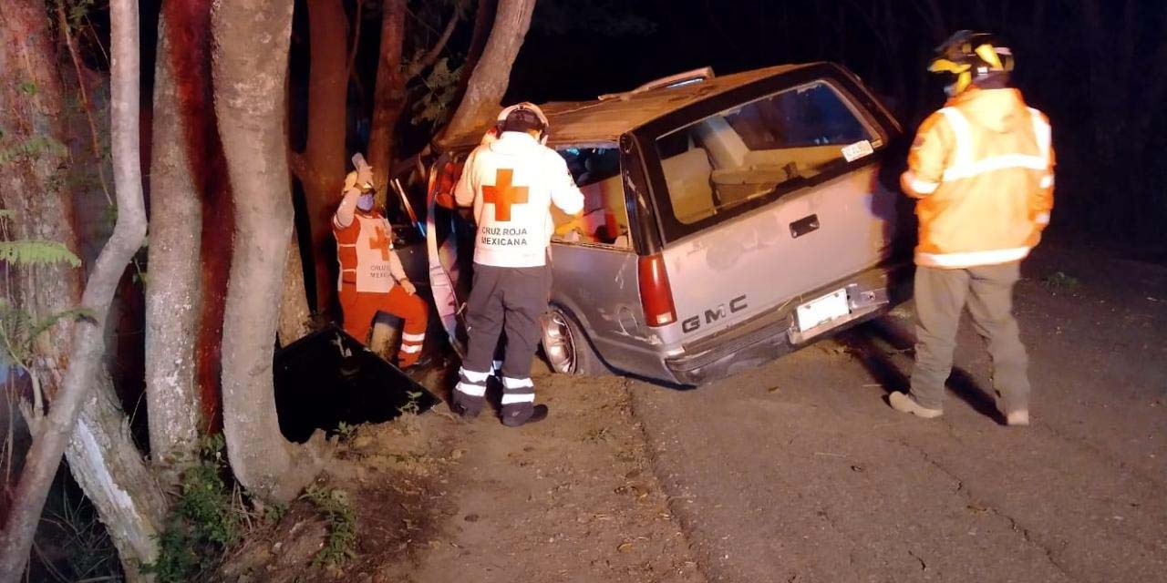 Conductor queda prensado tras chocar contra árbol; otros 4 lesionados | El Imparcial de Oaxaca