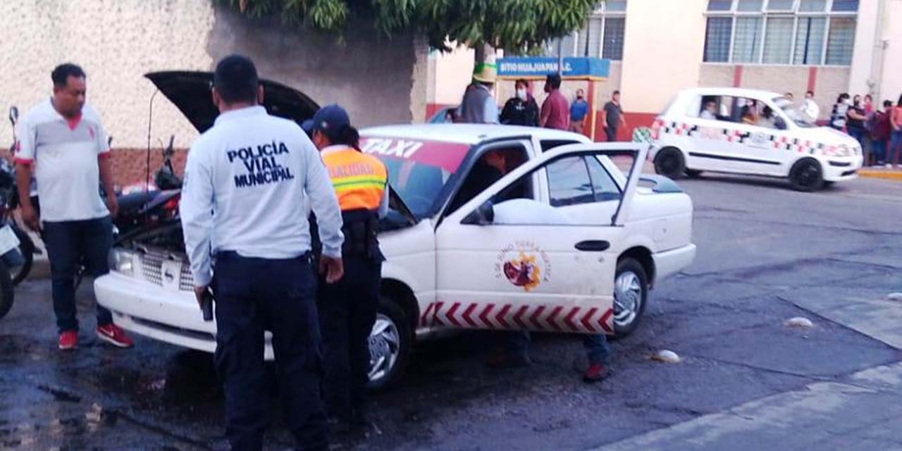 Socorristas sofocan incendio en taxi | El Imparcial de Oaxaca