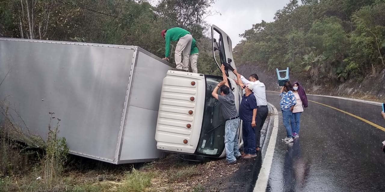 Lluvia provoca volcadura de camión | El Imparcial de Oaxaca