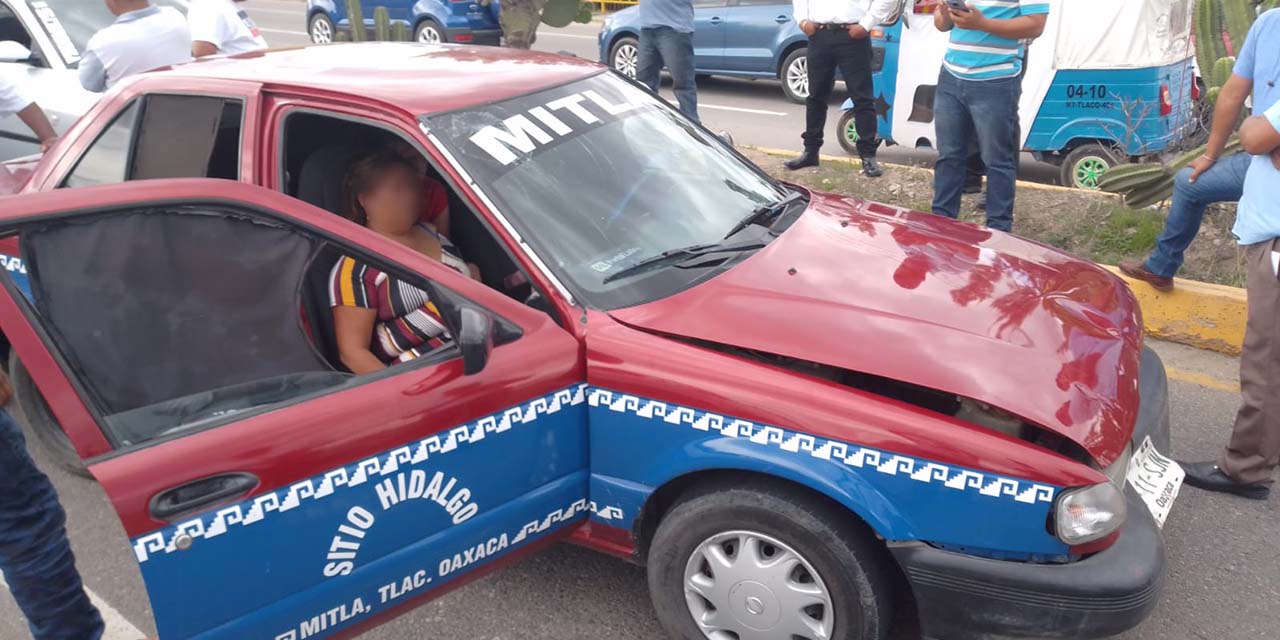 En el percance resultaron lesionadas Tilda de 40 años de edad y una menor de 14 años de edad Taxista se impacta contra unidad particular | El Imparcial de Oaxaca