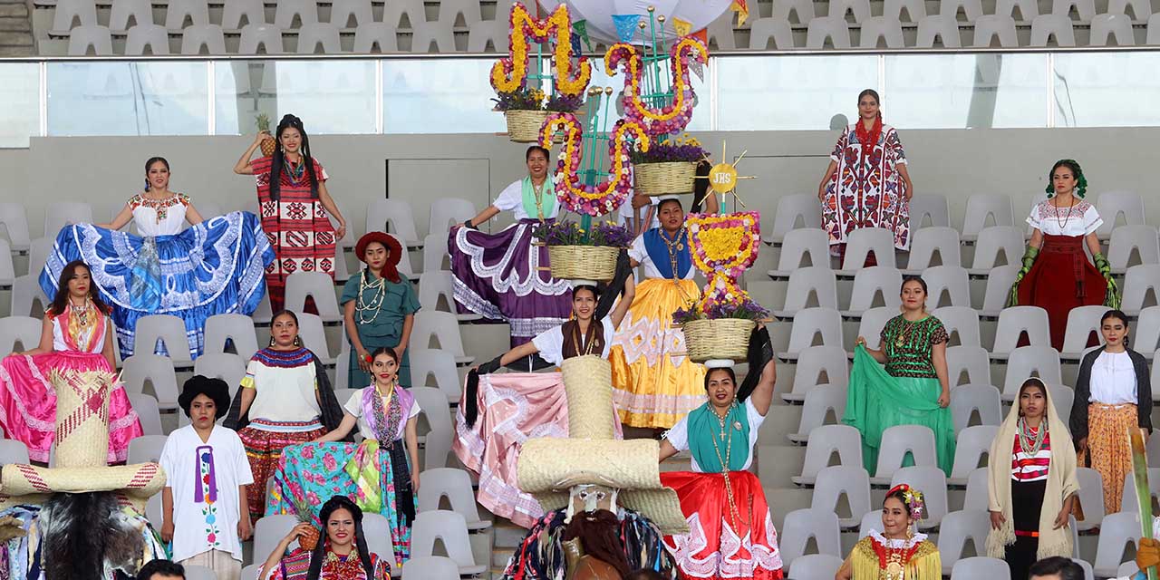 Entre azul y buenas noches, delegaciones de Guelaguetza | El Imparcial de Oaxaca