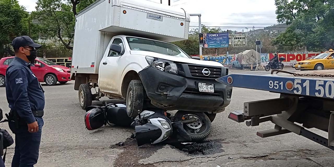 Camioneta atropella a moto patrullero | El Imparcial de Oaxaca