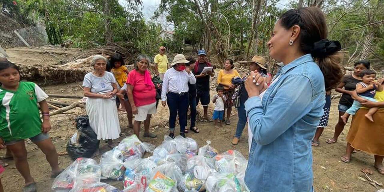 Llevan Mujeres de 50 más 1 ayuda humanitaria a la Costa | El Imparcial de Oaxaca