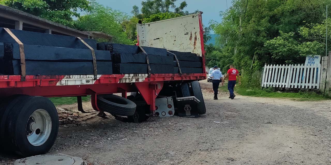 Tráiler con durmientes para vías férreas cae en socavón | El Imparcial de Oaxaca