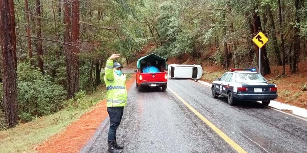 Mujer sobrevive a aparatosa volcadura