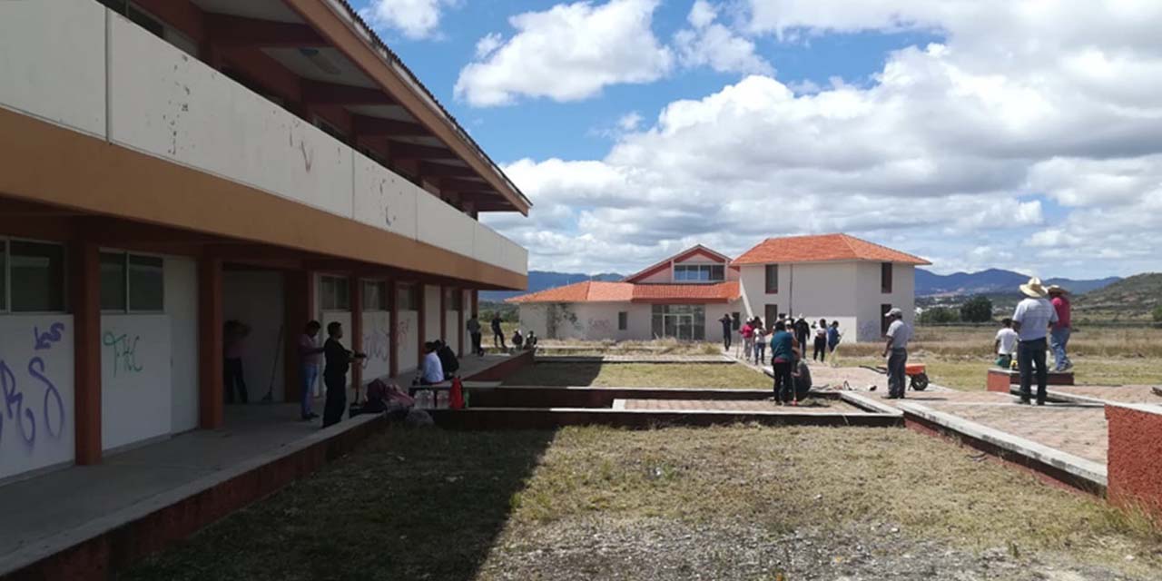 Ahora protesta Comité de Víctimas de Nochixtlán por aulas | El Imparcial de Oaxaca